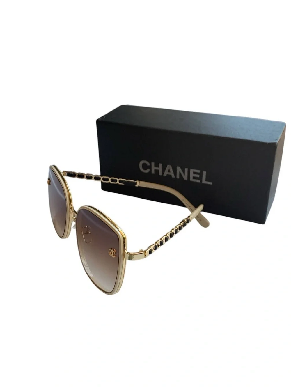 🕶️ Women’s Oversized Square Gold-Tone Chain Sunglasses 🕶️